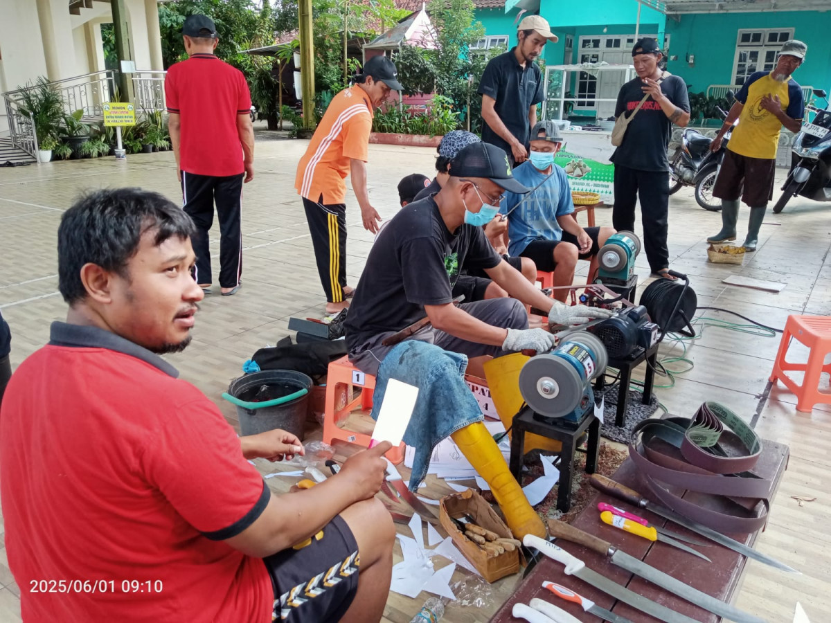Kerja bakti persiapan penyembelihan hewan qurban oleh warga krajan