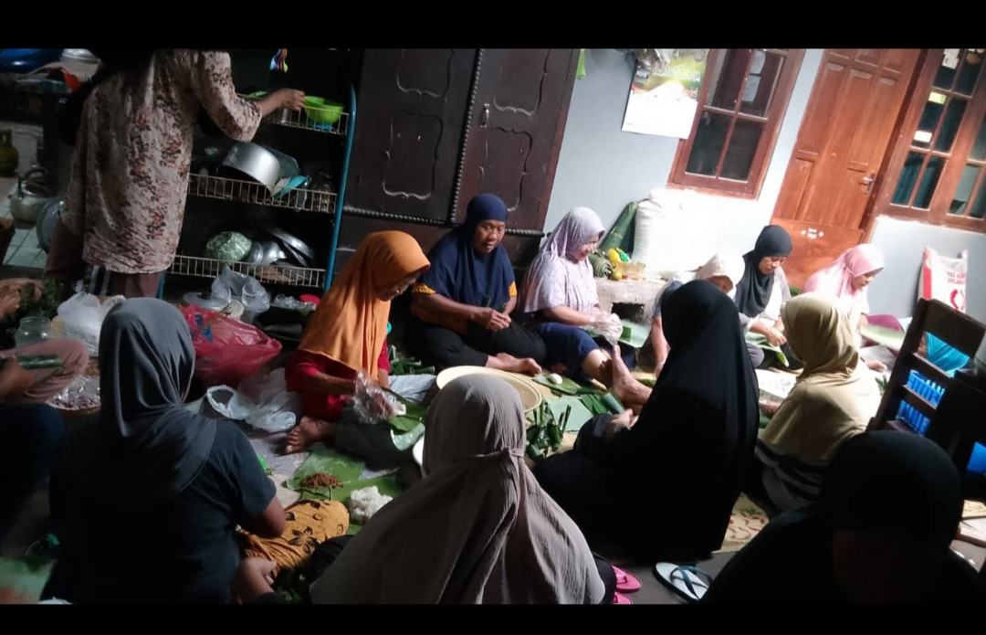 Kegiatan rewang di rumah ibu jumiyati untuk memperingati 2than ALM h.sardi di gebang jetis wedomartani