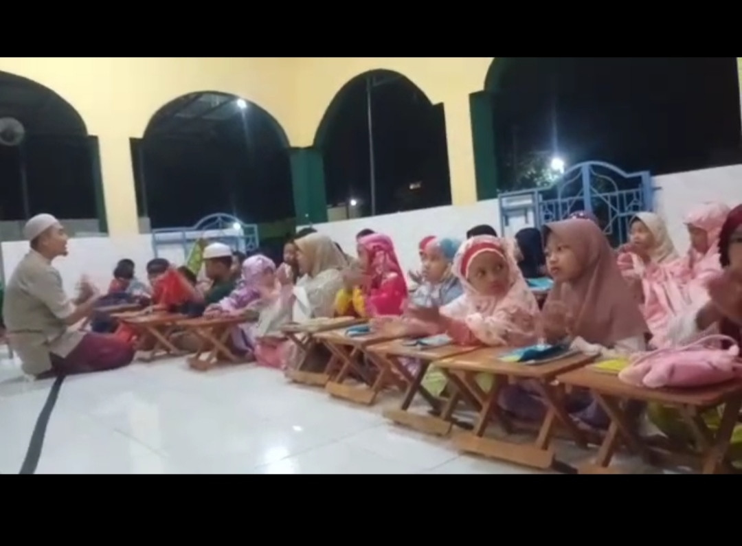 Pak ustadz memimpin doa selesai mengaji