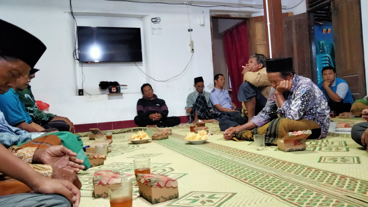 Rapat koordinasi warga rt 4 Tonggalan