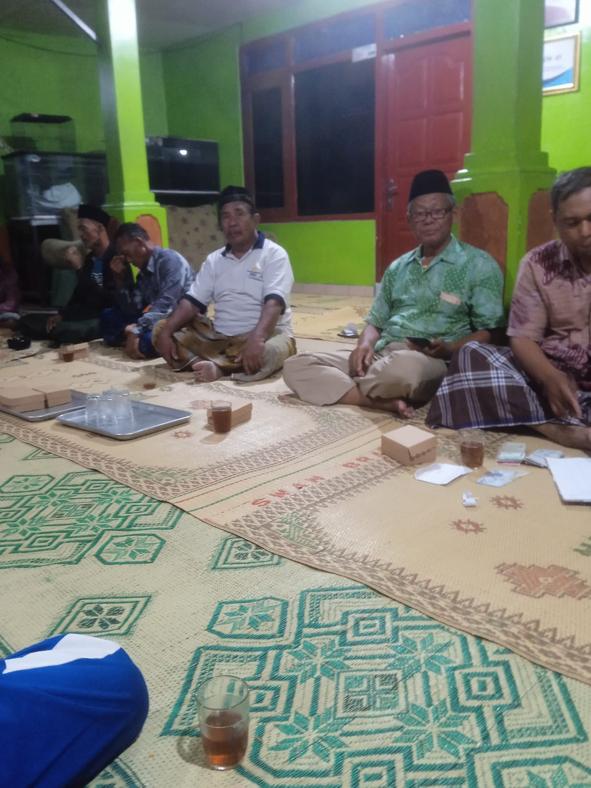 Kegiatan pertemuan rutin anggota kelompok tani Sido makmur di rumah bapak RW 45 gebang jetis wedomartani