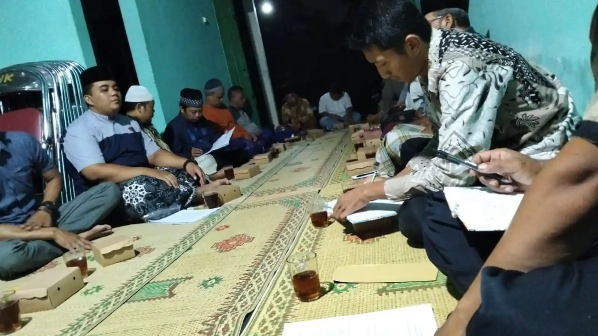 Pertemuan rutin bapak bapak RT 01 RW 56 Padukuhan Bakungan