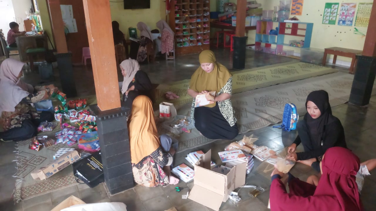 Wali murid SPS Mukti mulia Bakungan  gotong royong mempersiapkan Snack untuk acara akhirusannah