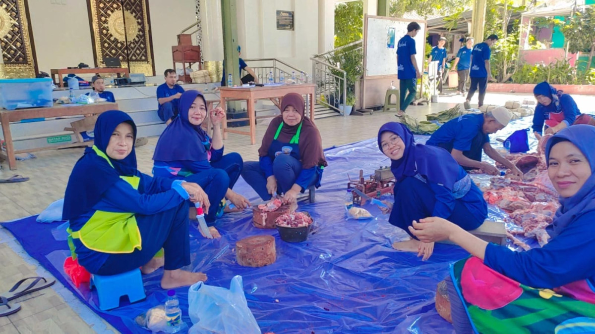 Penyembelihan hewan Qurban oleh warga krajan