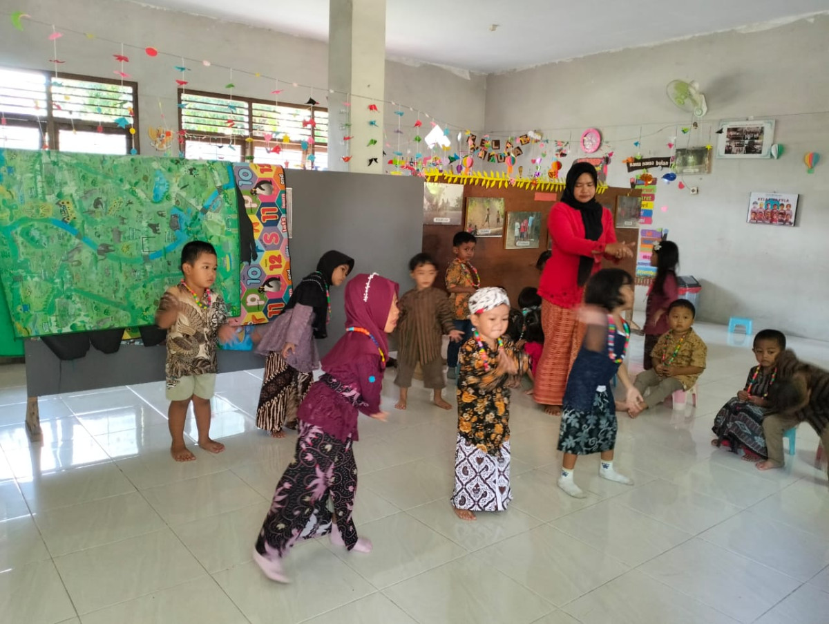 Latihan Gerak dan lagu Cublak2 suweng  KB PKK Mutiara Hati Malangrejo