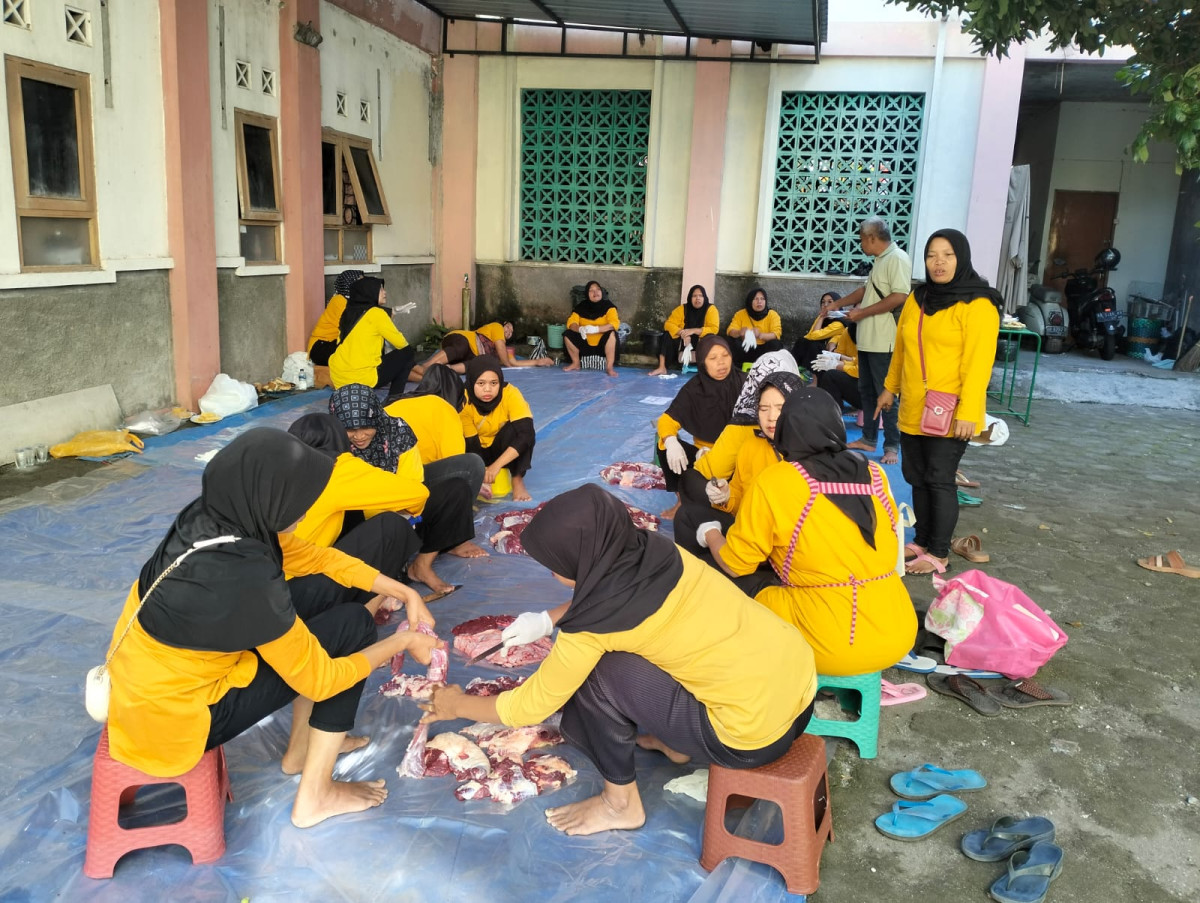 Pencacahan daging korban RT 03 Rw 34  Padukuhan Malangrejo