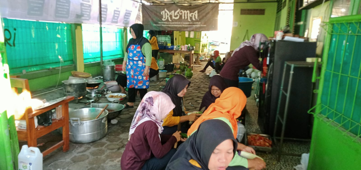 Menyiapkan konsumsi untuk warga yg ikut terlibat dalam penyembelihan hewan korban di padukuhan malangrejo