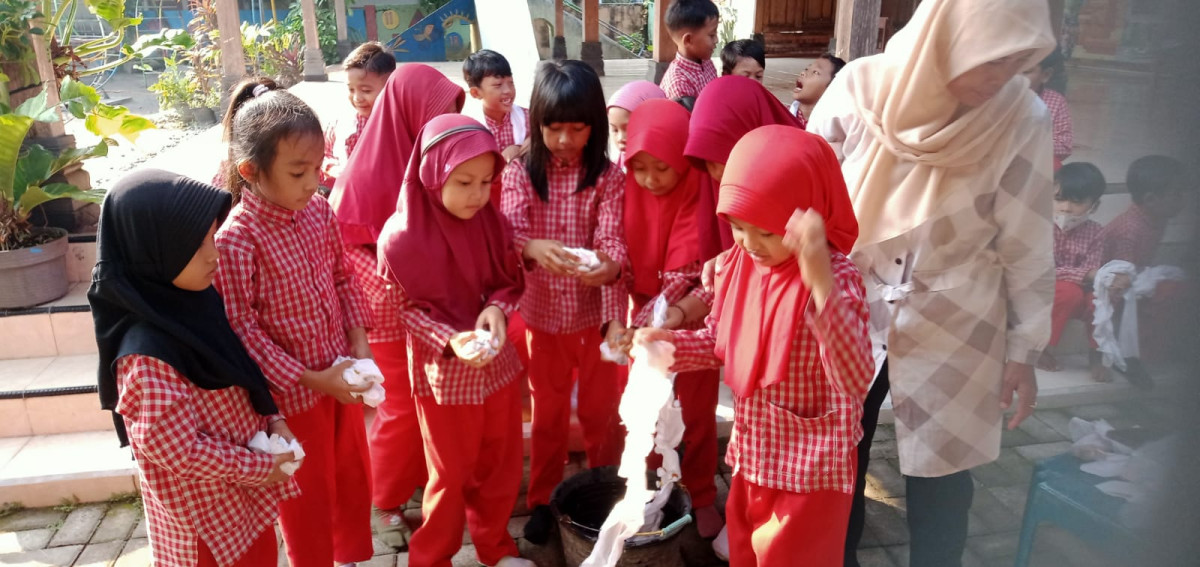 Latihan membatik  sibori TK Tunas Bhakti Malangrejo