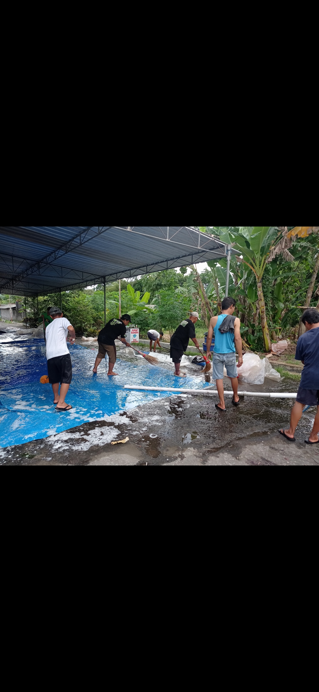 Kerja bakti membersihkan kotoran kurban dusun babadan