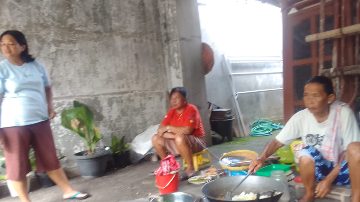 Masak untuk persispan pesta nama lingkungan Yustinus d Rumah Ibu Tukino babadan