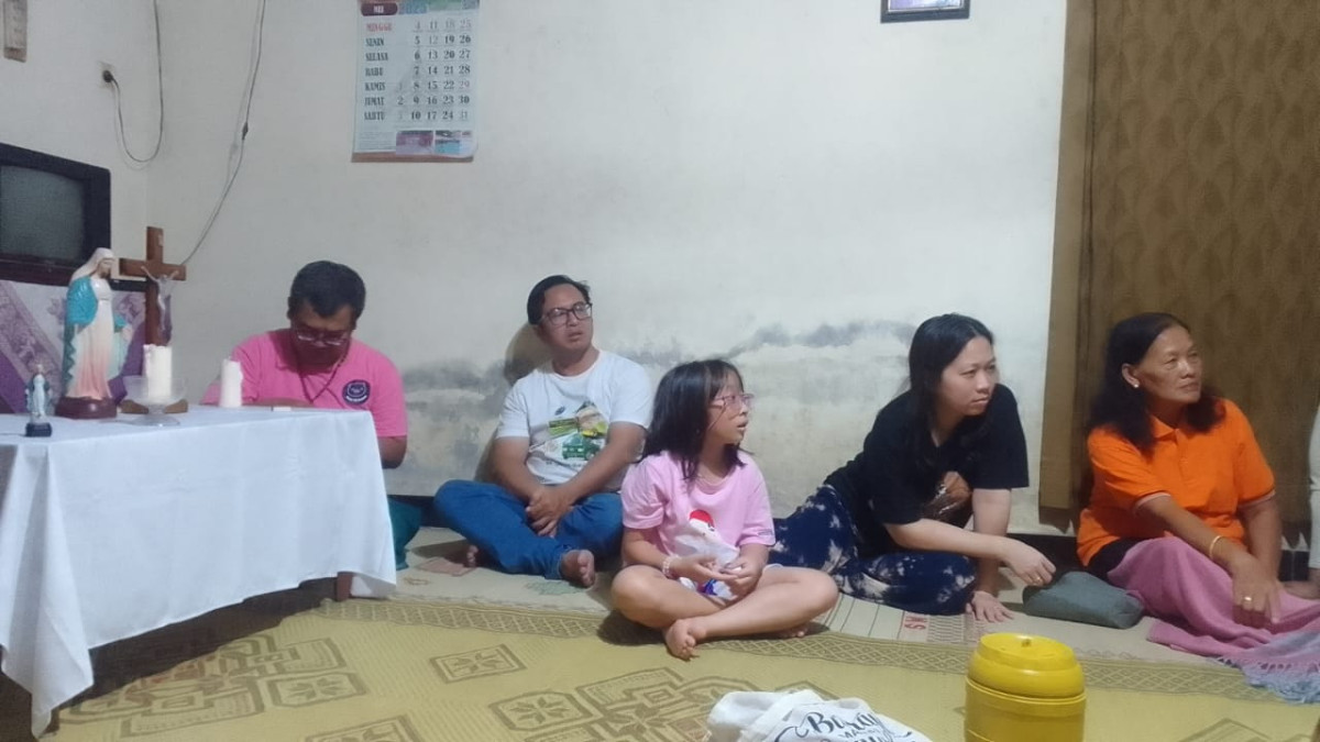 Doa Rosario d Rumah Bpk Kimsu lingk Yustinus babadan