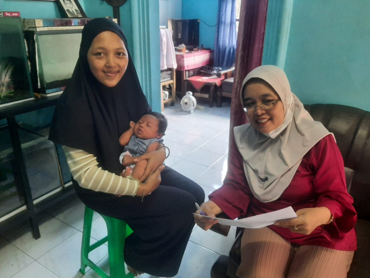 Kunjungan rumah ibu pasxa salin oleh kader tonggalan