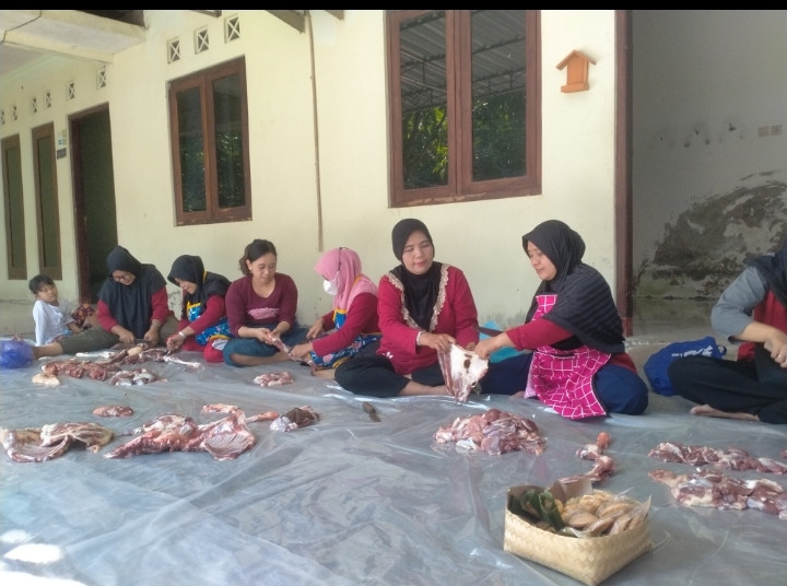 Penyembelihan hewan kurban di padukuhan Karanganyar