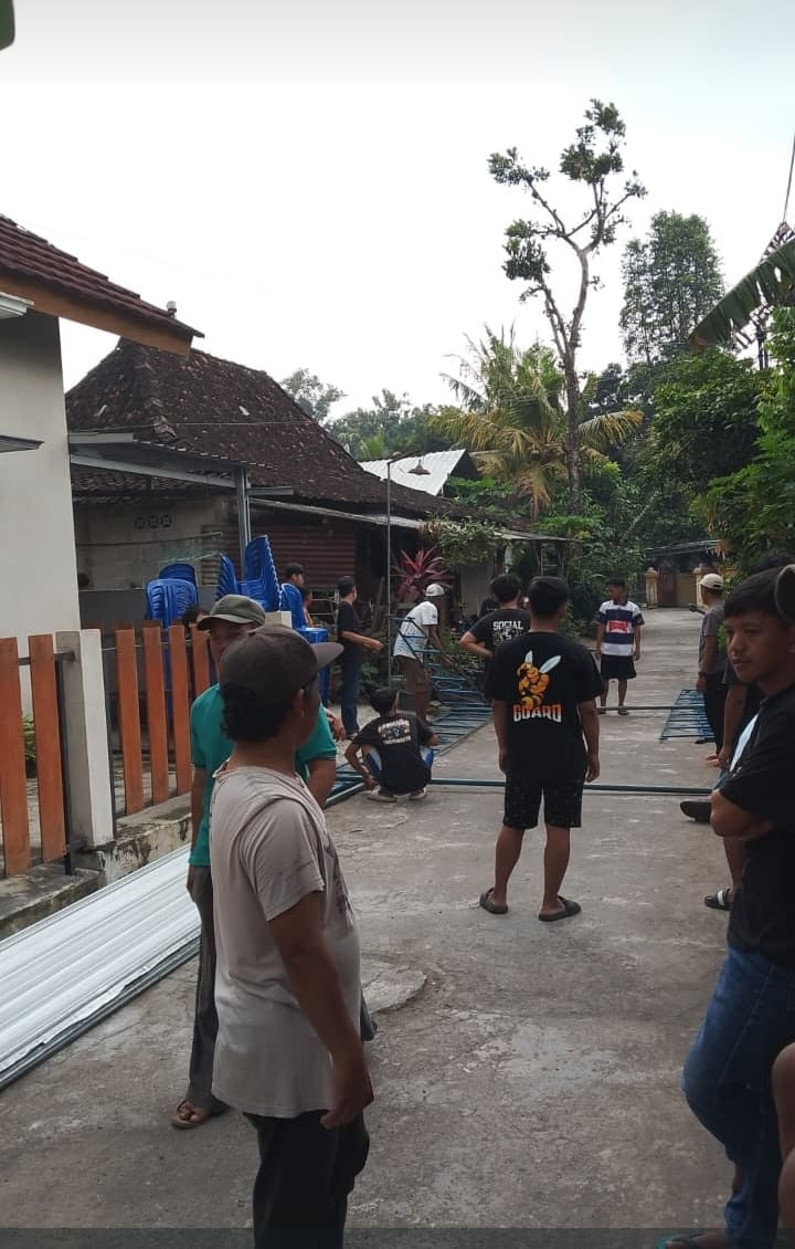 Pemasangan Tenda dan Seng Sripah RT 01 Pokoh