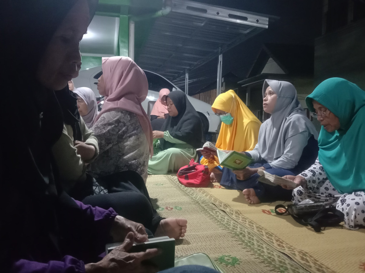 Kegiatan rutinan yasinan ibu ibu warga RT 03 dirumah ibu Siti asmonah gebang jetis wedomartani