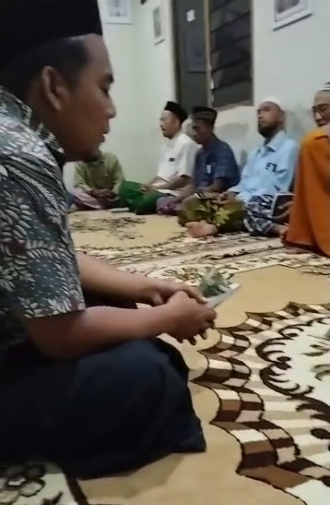 Kegiatan rutinan yasinan bapak dan ibu RT 04 RW 45  dirumah ibu marmanah gebang Jetis wedomartani