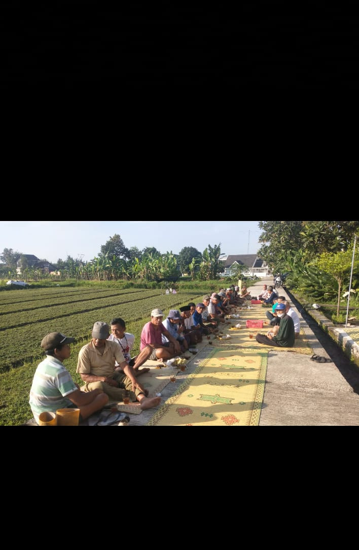 Pengukuran kelembapan tanah sawah dan coffe morning oleh kelompok Tani KRAJAN
