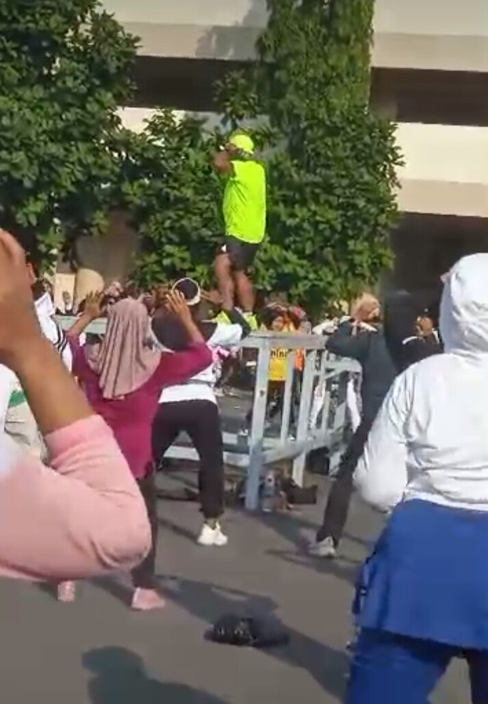 Senam bersama ibu2 saren di stadion meguwoharjo