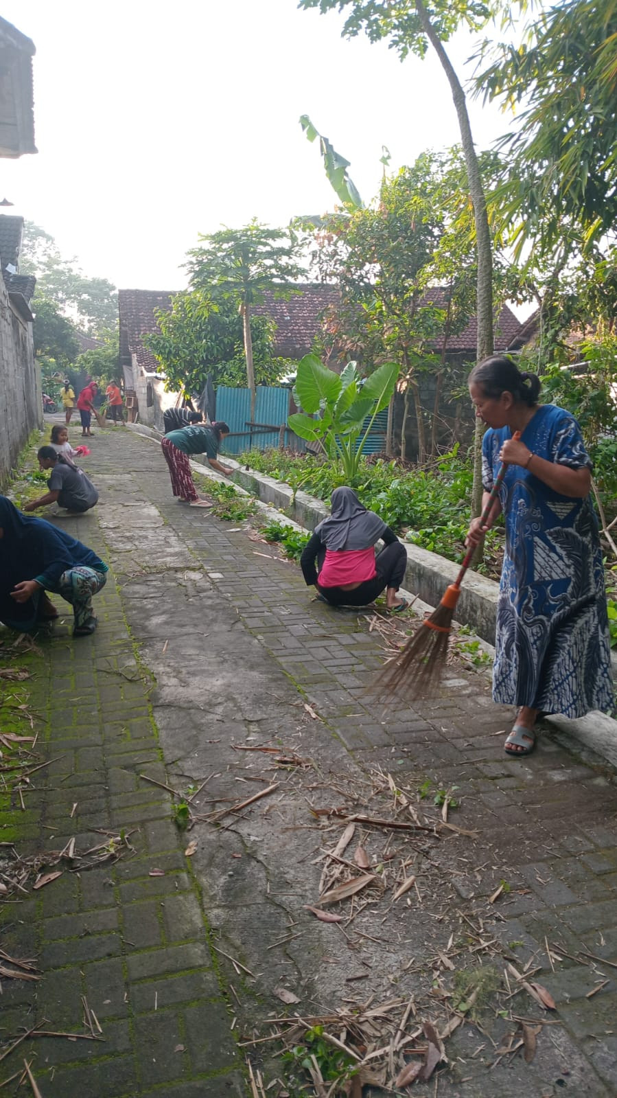 Gotong royong ibu2 rt  02 warga gedongan lor