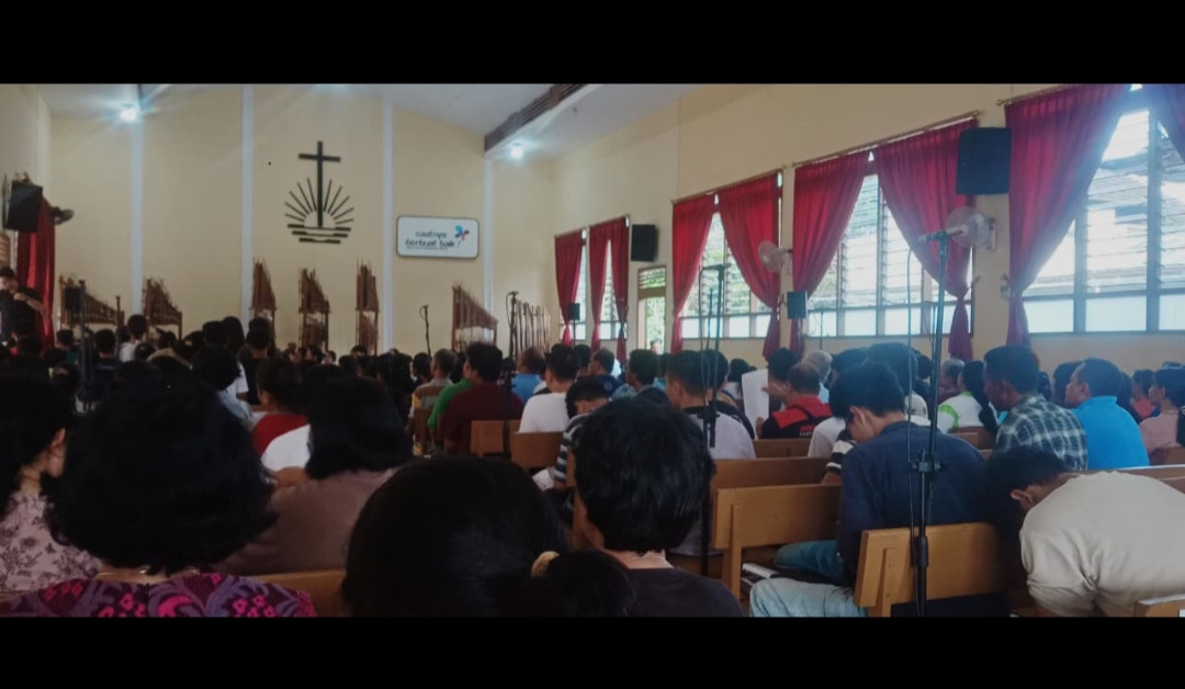 Kegiatan peribadatan tiap Minggu siang dilakukan oleh saudara kaum nasrani di gereja Jetis wedomartani