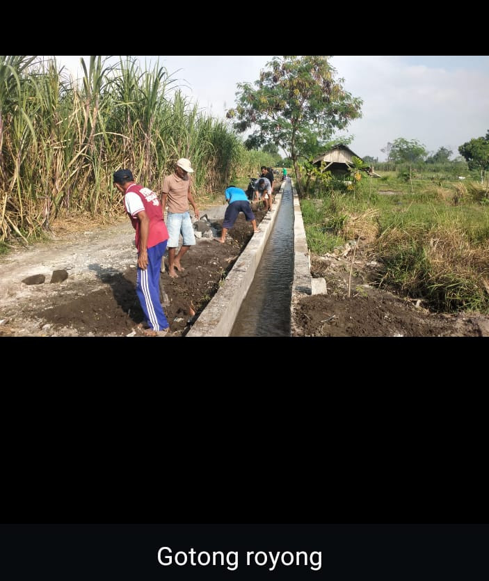 Kerjabakti pembersihan irigasi sawah di area padukuhan Krajan