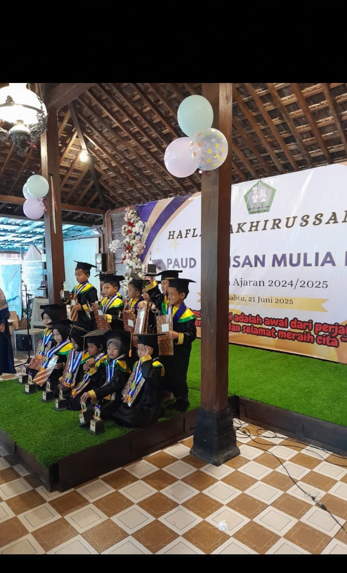 Pelepasan  siswa TK Insan Mulia Dua Krajan