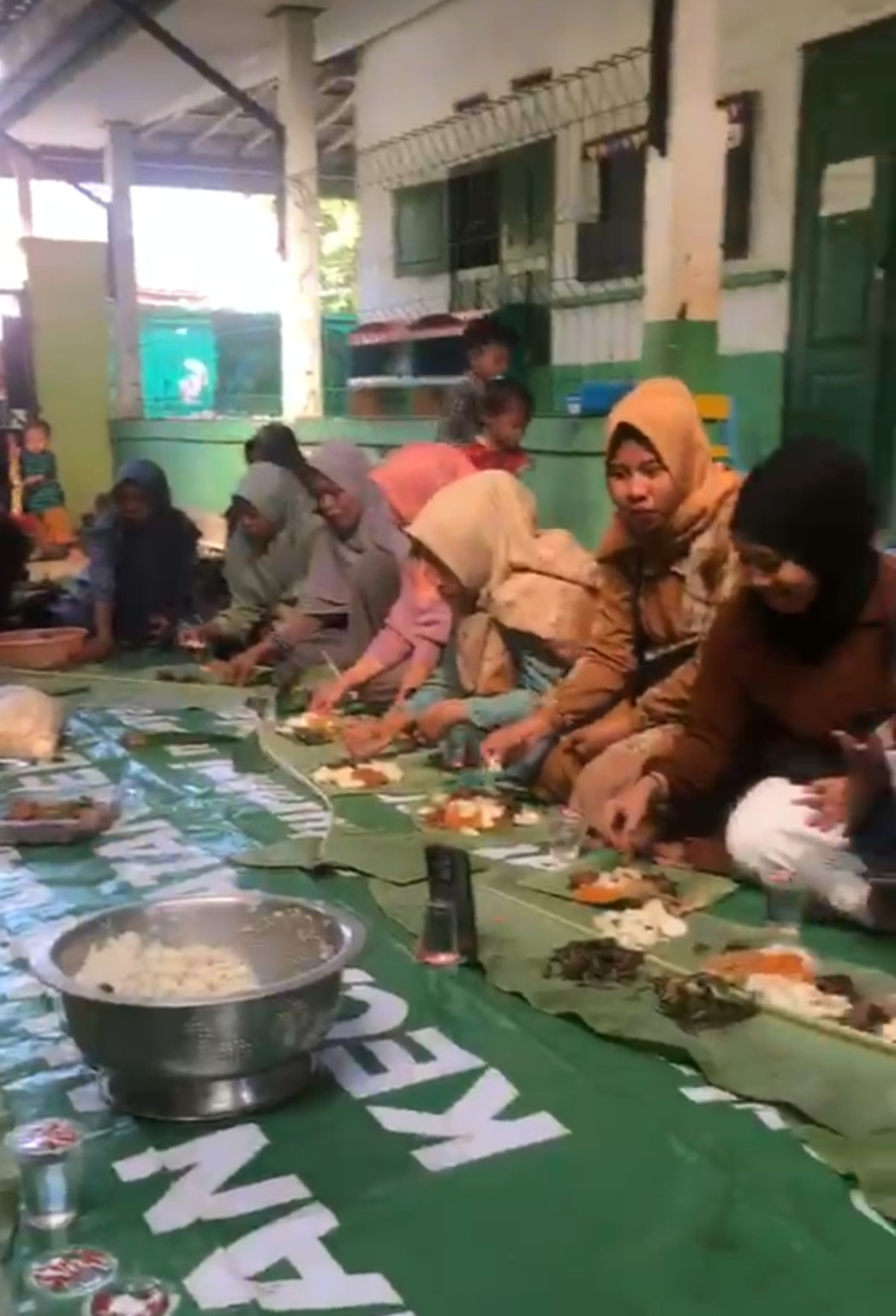 Kegiatan ibu ibu PKK untuk arisan dasawisma dan makan nasi kembul bersama di rumah ibu RT 06 gebang Jetis wedomartani