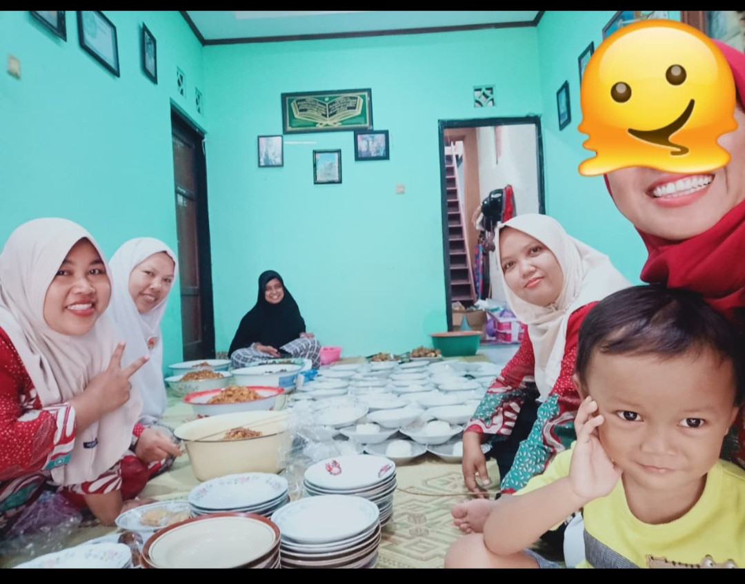 Gotong Royong Penyediaan Konsumsi Resepsi Pernikahan Warga RT 03 Pokoh