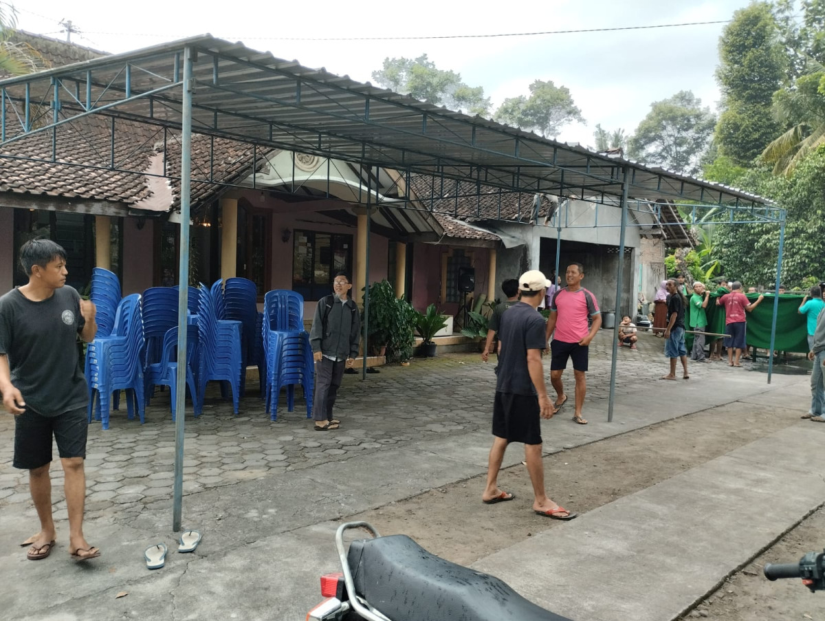 Pemasangan Tenda dan Seng Sripah RT 02 Pokoh