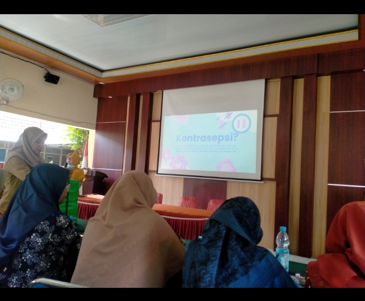 Kader karanganyar mengikuti sosialisasi KB