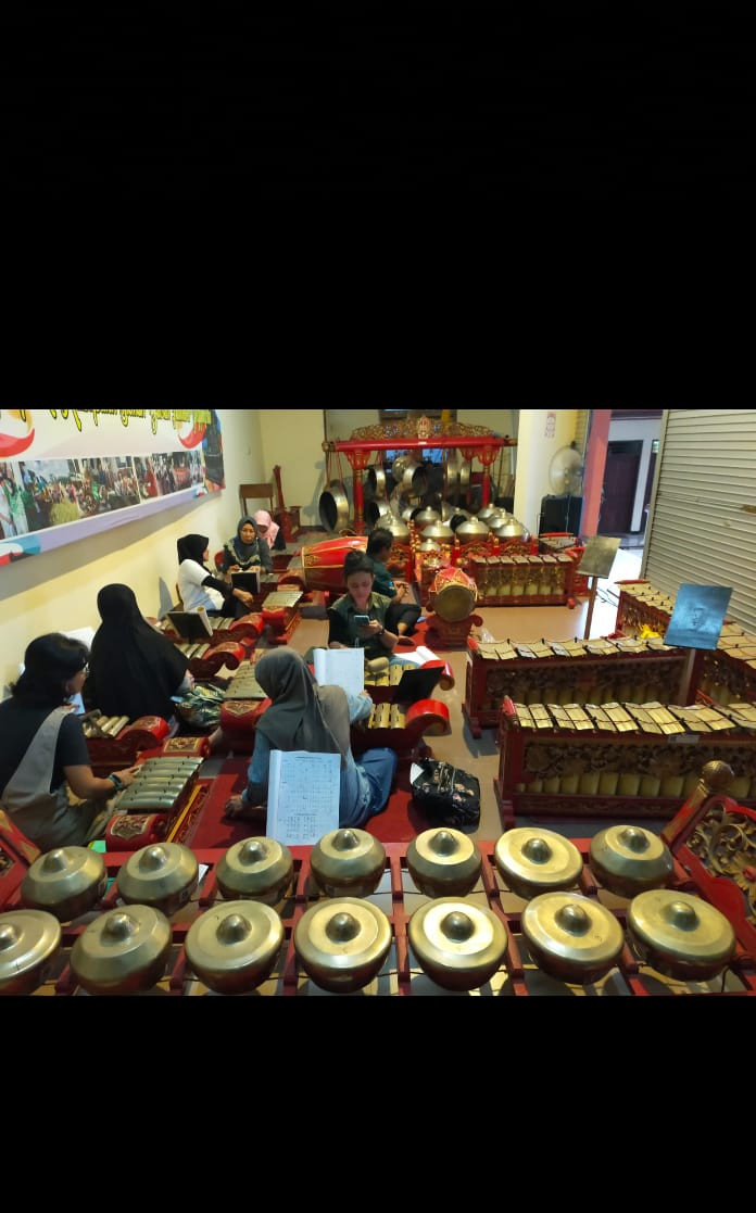 Latihan rutin gamelan karawitan oleh warga krajan