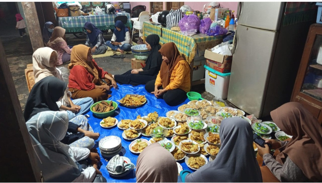 Gotong Royong Konsumsi Tahlil Dan Dzikir Sripah RT 02 Hari 2 Padukuhan Pokoh