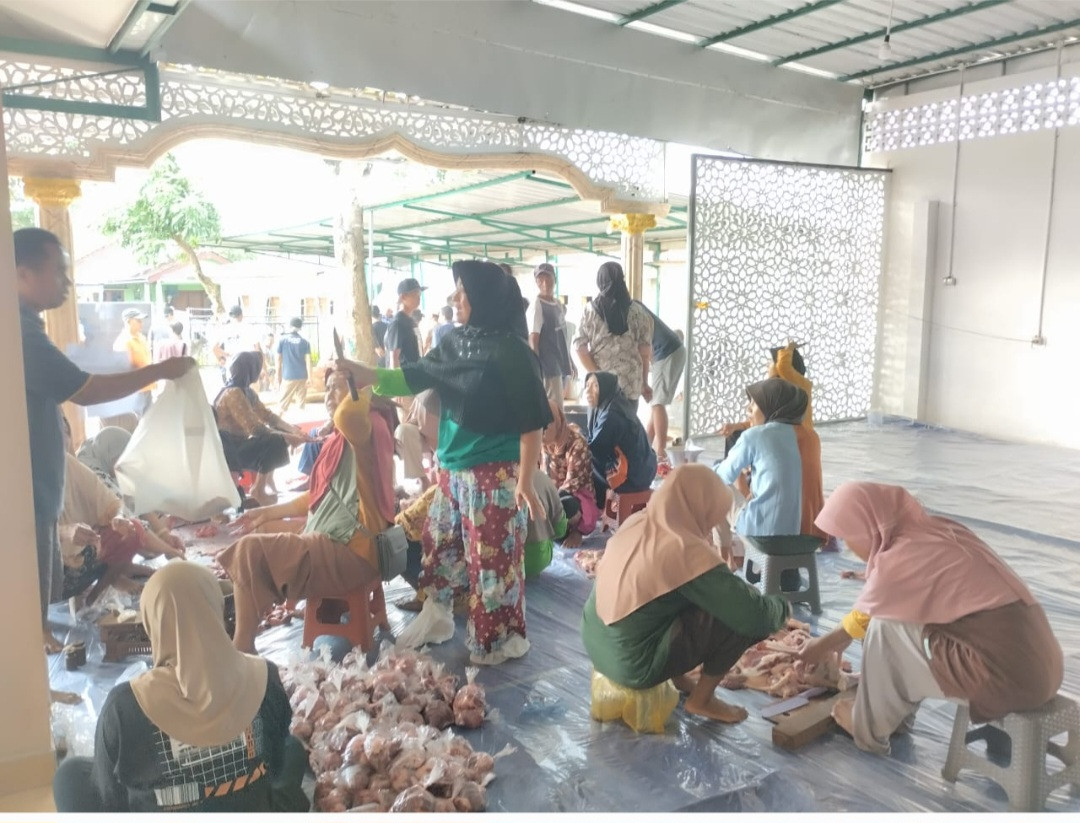Penimbangan Daging Kurban Masjid Al-Amin Pokoh