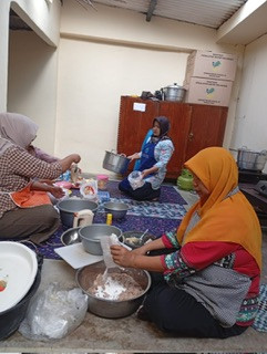 Menyiapkan menu PMT lokal oleh kader Sanggrahan