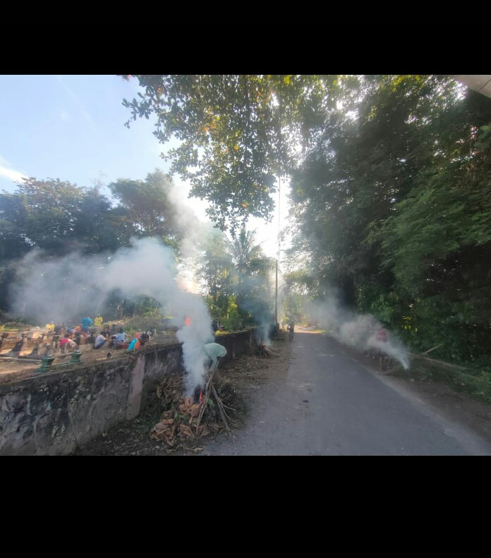 Gotong royong Rt07 pembersihan makam selatan saren