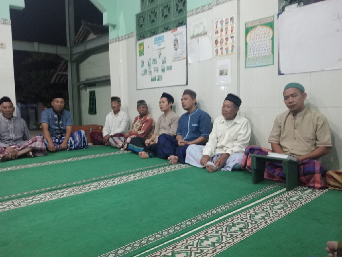 Pengajian rutin bapak bapak Rw 045 di masjid Baitul makmur yg diisi oleh ustd m.ngalim di gebang jetis Wedomartani