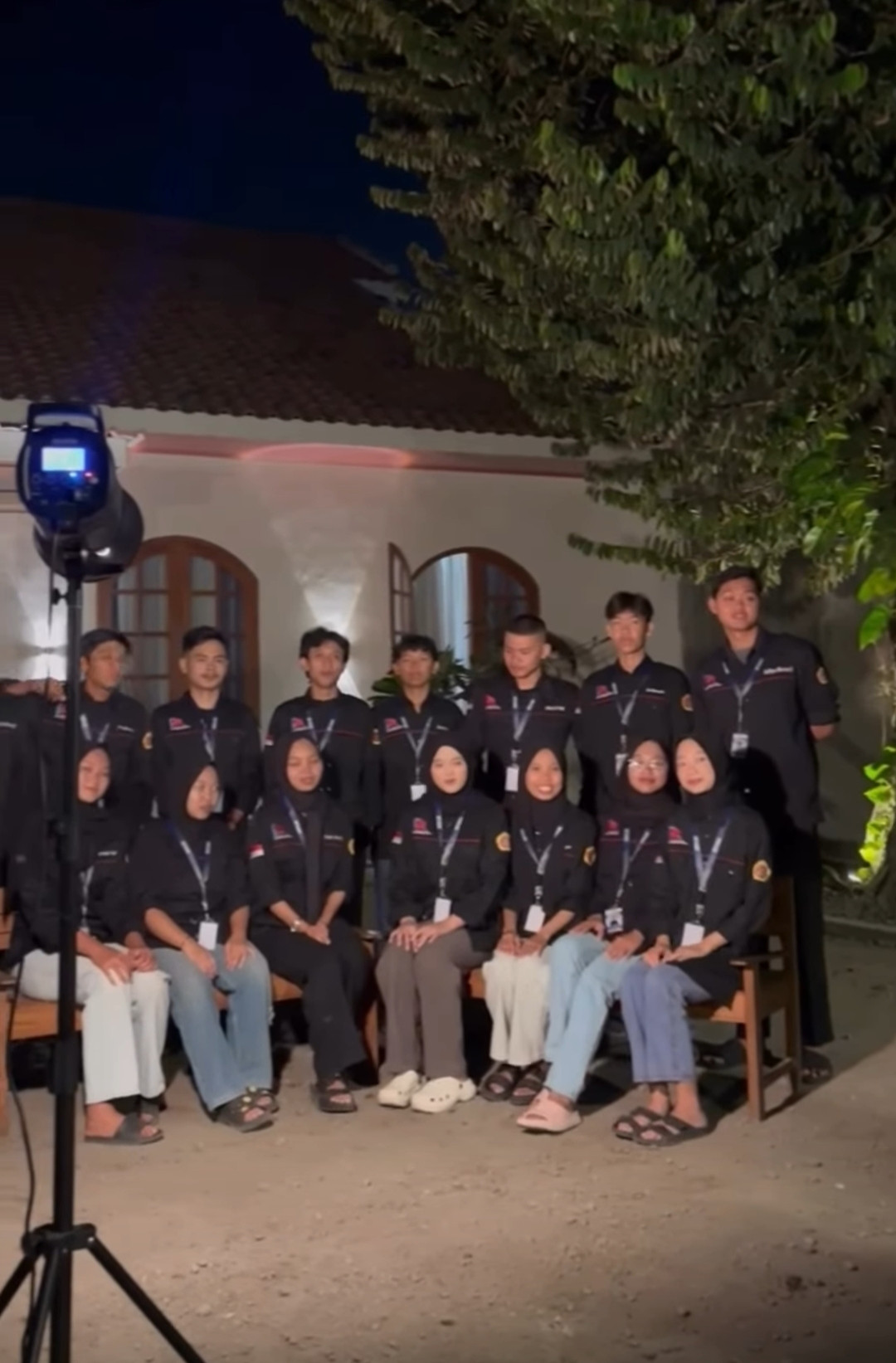 Kegiatan sesi foto seluruh pemuda pemudi gebang di sor duren gebang Jetis wedomartani