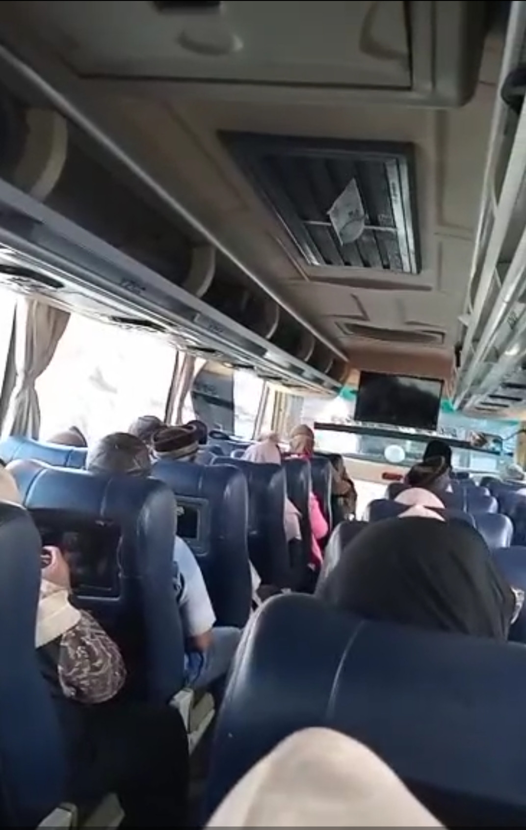 Bapak dan ibu jamaah pengajian masjid Baitul makmur melakukan ziarah dan wisata religi ke solo dan sekitarnya