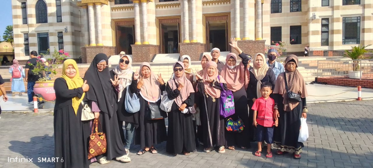 Kegiatan wisata religi oleh ibu ibu pengajian Khadijah RT 02 warga Jetis Wedomartani