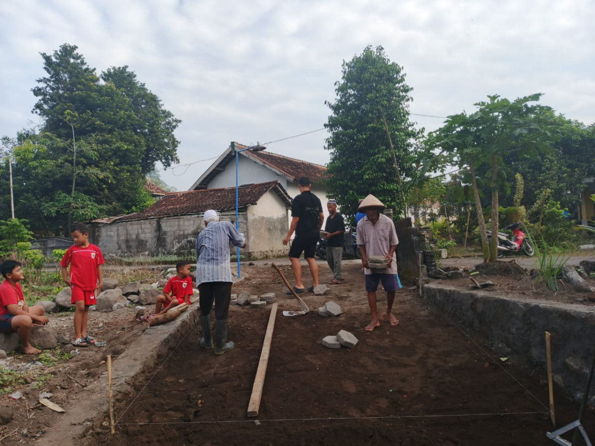 Giat gotong royong warga gedongan lor