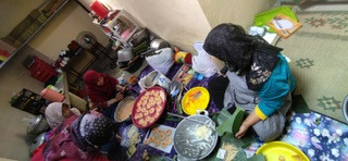 Memasak menu PMT lokal hari ke 3 oleh kader Sanggrahan