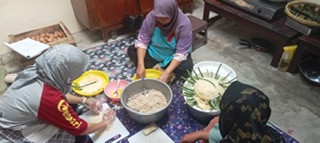 Memasak nenu PMT lokal oleh kader Kregan Sanggrahan