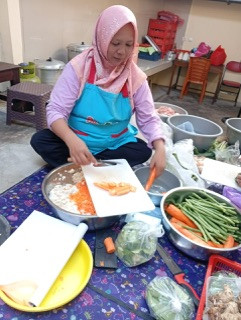 Memasak menu PMT lokal oleh kader Kregan Sanggrahan