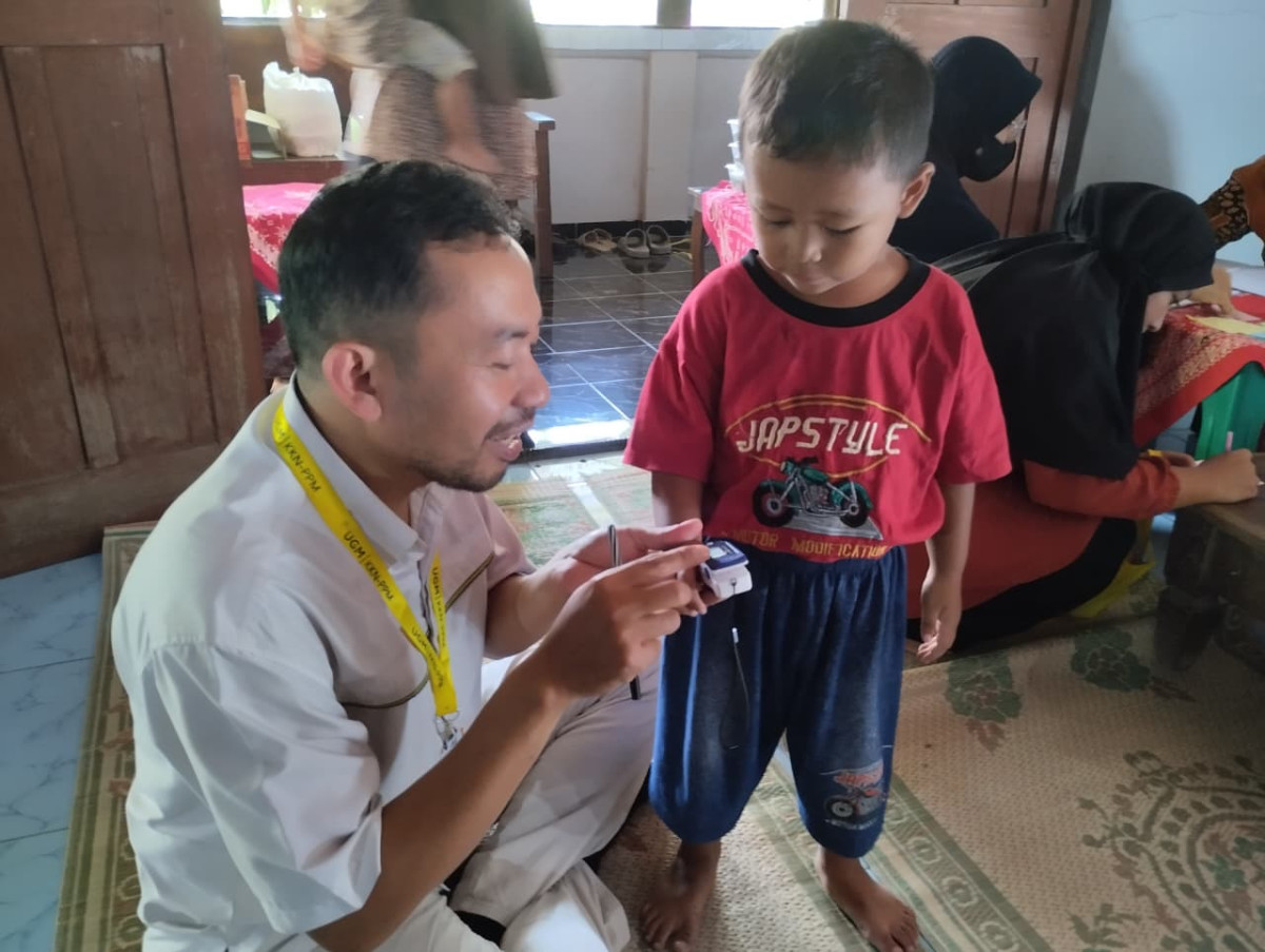 Pemeriksaan Saturasi Oksigen Oleh Mahasiswa KKN UGM di Posyandu Balita Pokoh