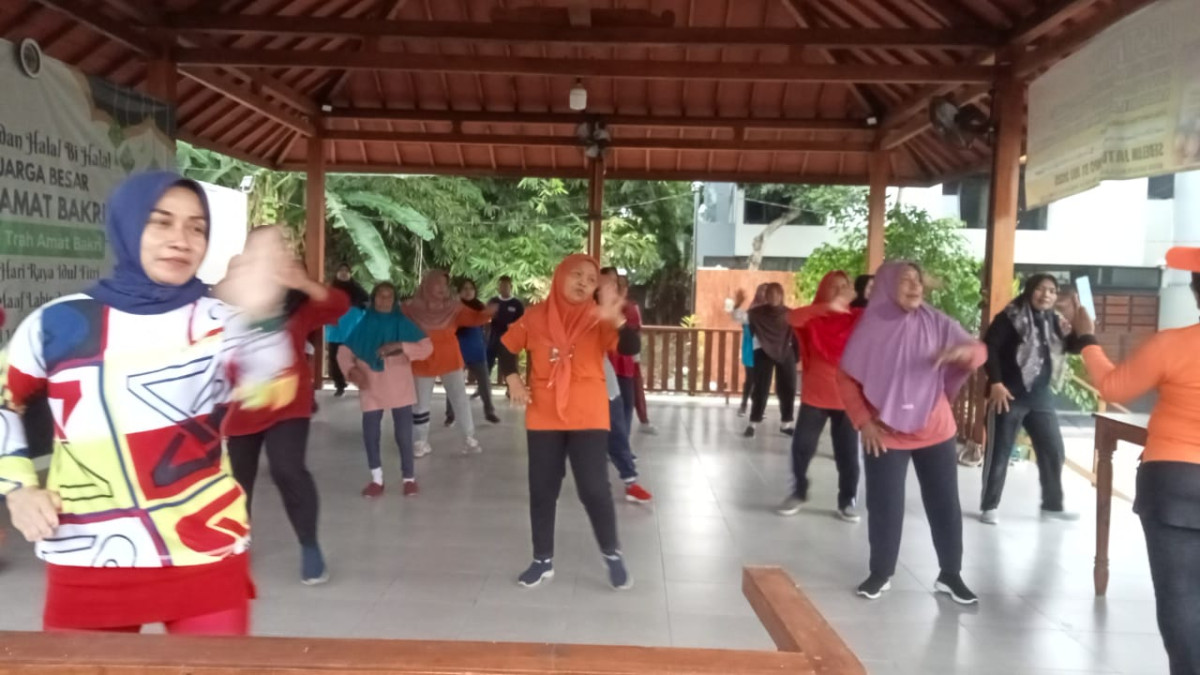 Kegiatan Senam Lansia SETAMAN Malangrejo