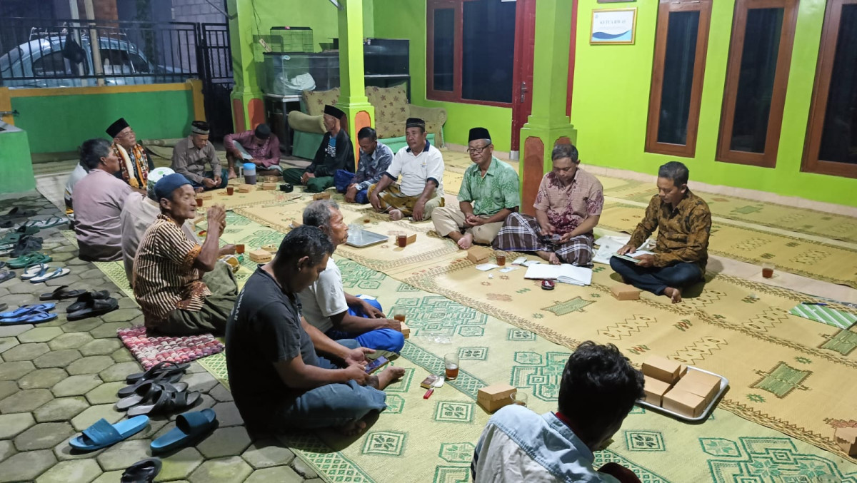 Kegiatan pertemuan kelompok tani Sidomulyo gebang dirumah pak Sumedi,koreksi dan membahas kerjabakti perbaikan irigasi gebang Jetis Wedomartani