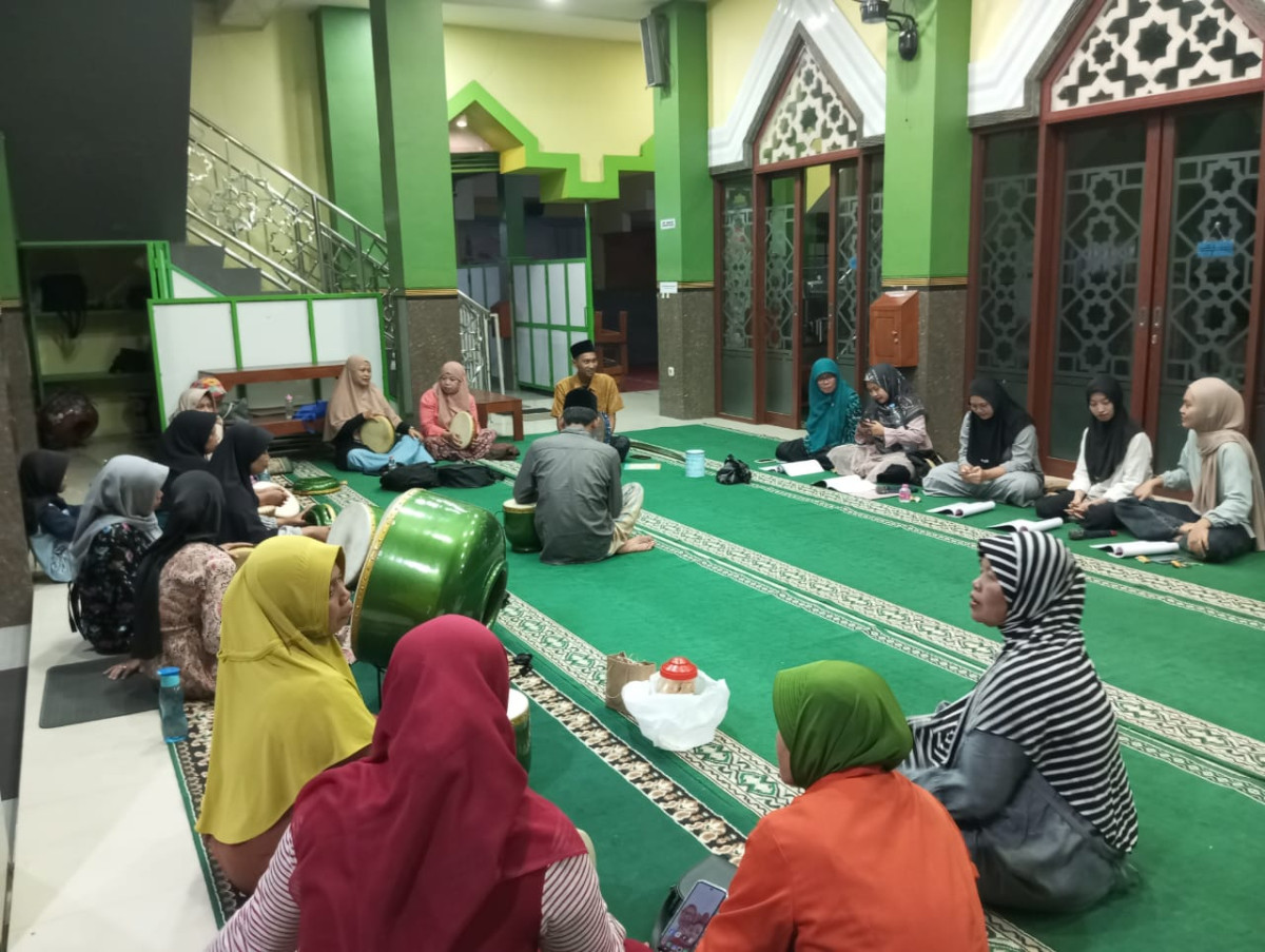 Latihan Hadroh ibu-ibu "Asy Syifa'ul Husna" Padukuhan Malangrejo