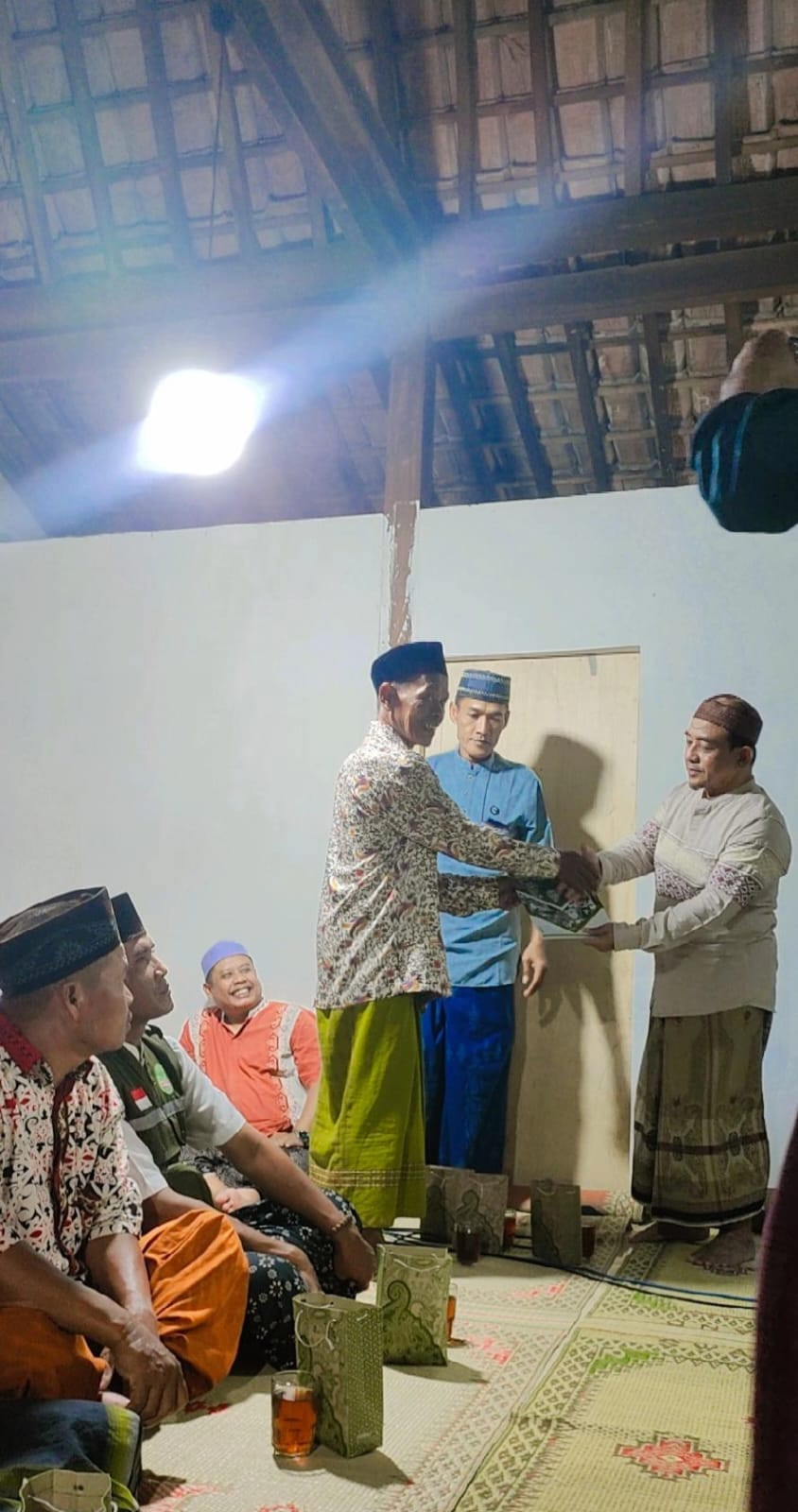 PENYERAHAN DANA PANGRUPTILOYO DARI NU kepada keluarga almh ibu Iman Pairah Malangrejo