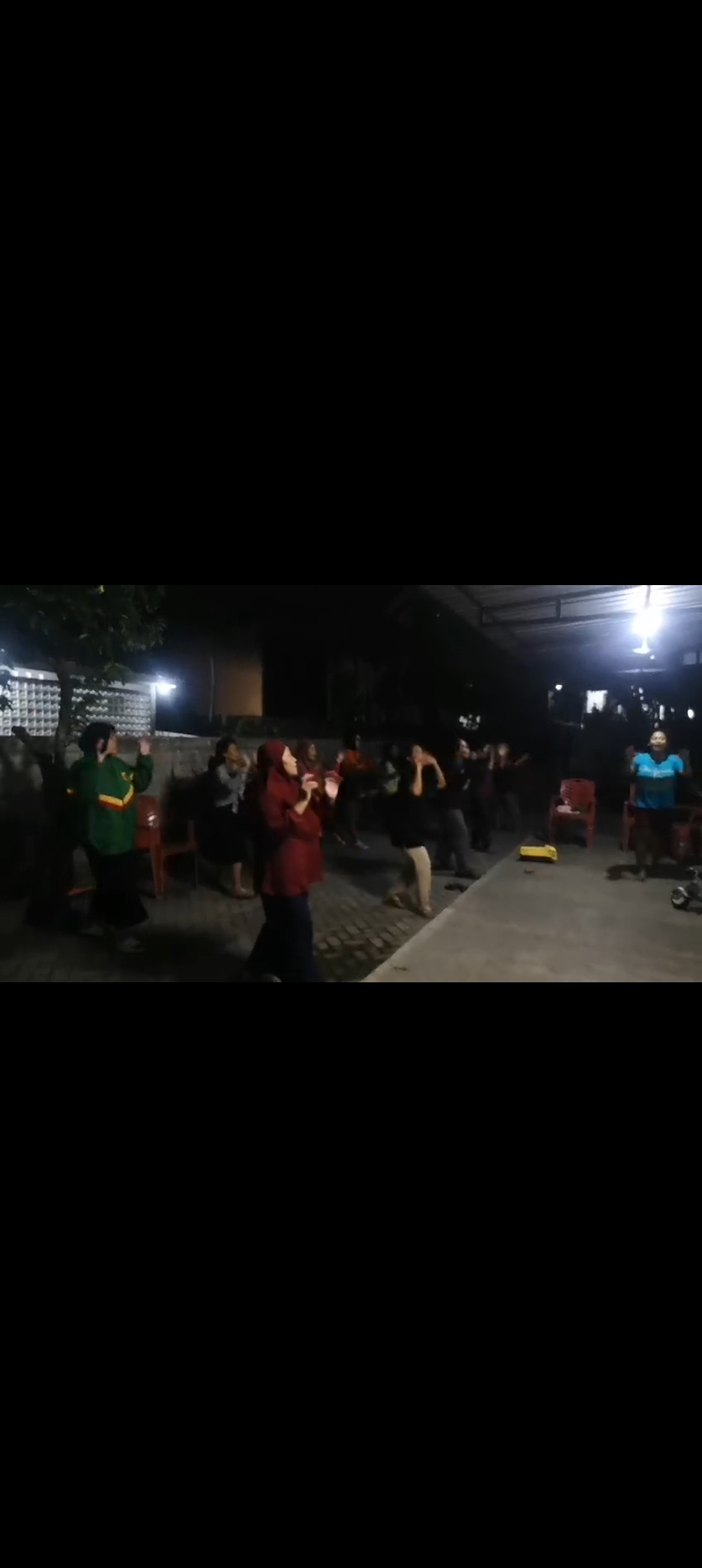 Latihan bersama oleh ibu ibu RT 06 untuk pawai memeriahkan acara 17an di gebang jetis wedomartani