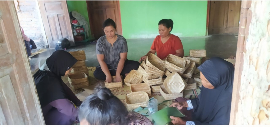 Gotong Royong Mempersiapkan Kenduri Bedah Bumi RT 01 Pokoh